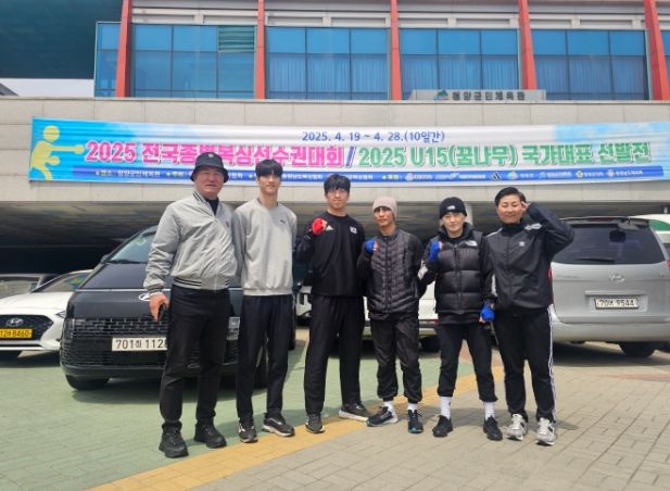 화순군청 복싱부(왼쪽부터 박구 감독, 국승준 선수, 선현욱 선수, 서동근 선수, 박초롱 선수, 박지선 코치)