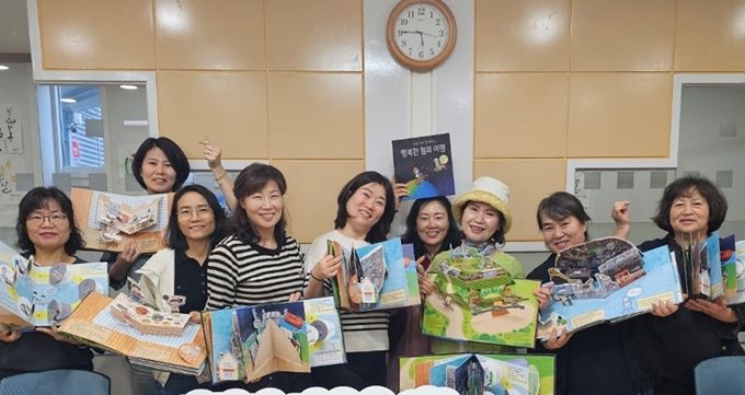 김해시자원봉사센터, 다문화 아동 환경교육용 팝업북 전달