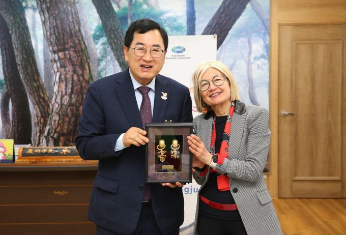 에밀리아 가토(사진 우측) 주한 이탈리아대사가 29일 경주시 청사를 찾아 주낙영 시장과 환담을 나눈 뒤 기념 촬영을 하고 있다.