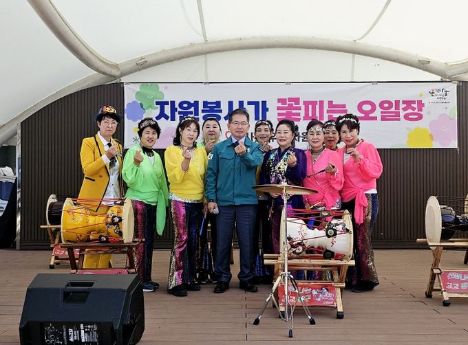 군위전통시장에서“자원봉사가 꽃피는 오일장”열려