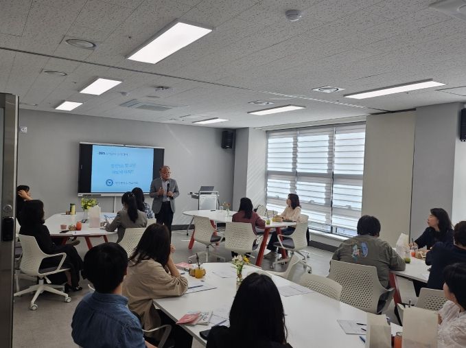 광주시교육청이 29일 교사성장마루에서 중·고등학교 교사 20여 명 대상으로 ‘중등 수석교사와 함께 하는 수업아카데미(1기)’ 직무 연수를 실시했다. 학교에서 근무 중이인 정화희, 박춘애 두 교사는 교사들을 위한 강의를 진행했다. / 제공 광주광역시시교육청