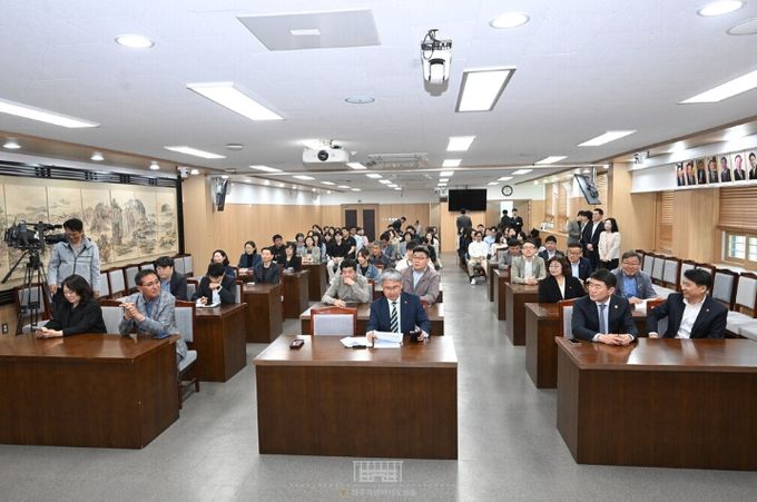 제주특별자치도의회(의장 이상봉)는 2025년 4월 29일(화) 오전 10시 대회의실에서 표대중 노무사를 강사로 초빙하여 근로자의 날 맞이 특강을 실시했다.