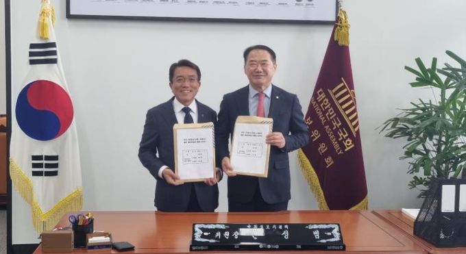 정영철 산청부군수, 신성법 국회의원에게 국도 사업 주민 성명서 전달