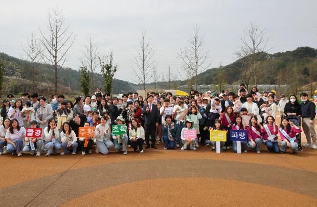‘진주시 두메실농업테마파크’주말 봄나들이 손님들로 북적