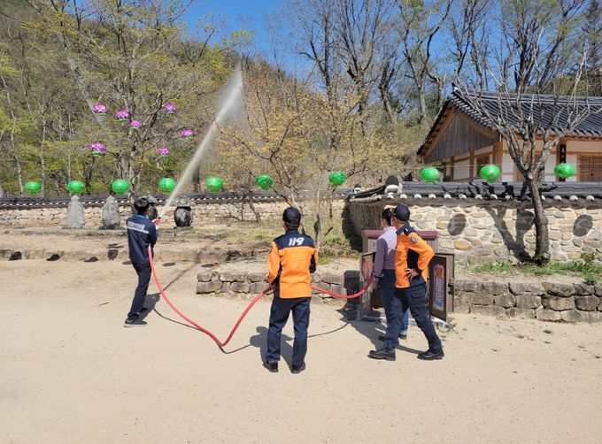 ‘촛불 하나에도 긴장’경북소방, 부처님 오신 날 특별경계근무 선다