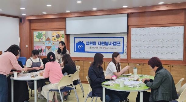 ‘ 손끝으로 전하는 따뜻한 마음 ’ 함안군 칠원읍자원봉사캠프, 경로당 어르신 위한 ‘양말목 안마봉’제작·전달