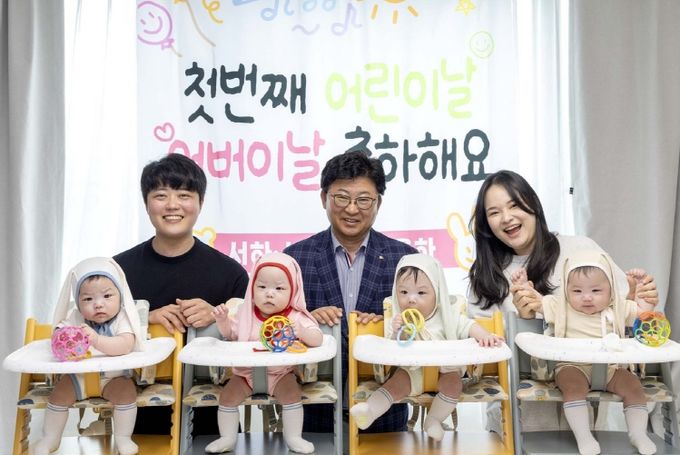 최충규 대덕구청장(사진 첫 번째 줄 가운데)이 첫 번째 어린이날과 어버이날을 맞은 네쌍둥이 가정을 방문해 기념 촬영을 하고 있다.