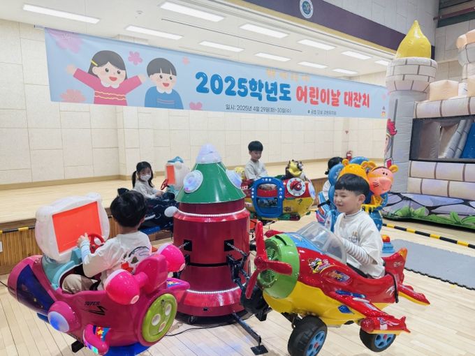 (강동유)“오늘은 내가 주인공”…교정마다 웃음꽃 활짝