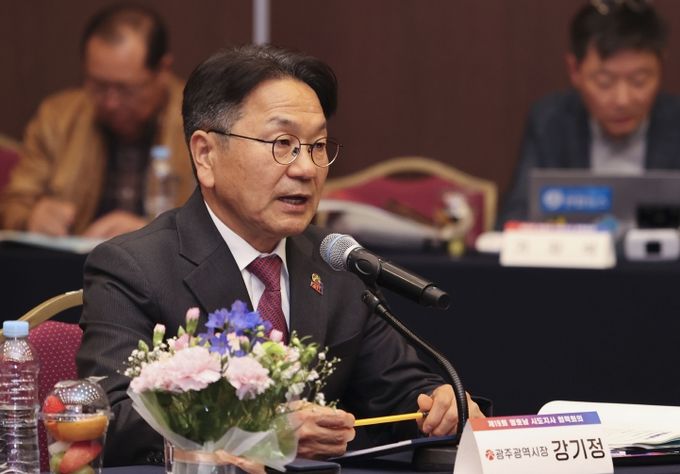 강기정 광주광역시장이 1일 오후 경남 창원컨벤션센터에서 열린 ‘제19회 영호남 시도지사 협력회의’에 참석해 기념촬영을 하고 있다./광주광역시 제공