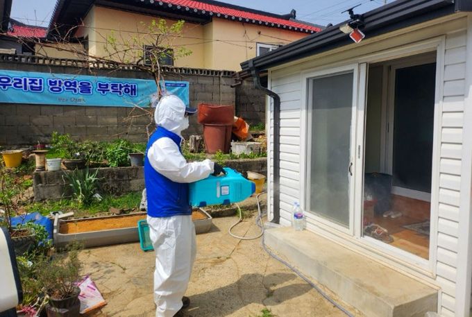 창녕군 드림스타트가 아동 가정을 대상으로 맞춤형 방역서비스를 진행하고 있다