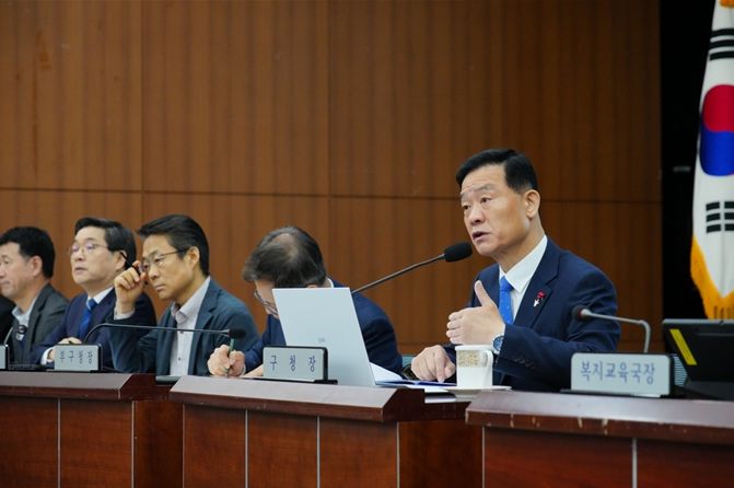 이승로 성북구청장이 4월 15일 열린 확대간부회의에서 발언하고 있다.