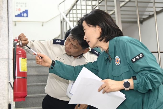 집중안전점검 사진 1(정은주 달성군 부군수, 현풍백년도깨비시장 점포 내 소화기 사용기한 도래 여부 확인)