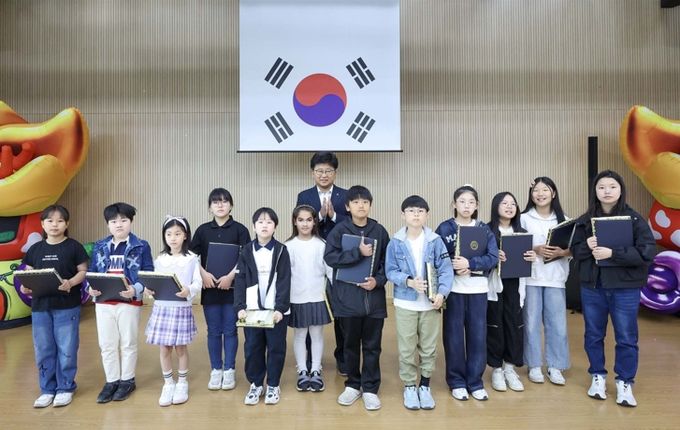 최충규 대덕구청장(사진 가운데)이 지역의 모범 어린이들에게 표창장을 전달한 후 기념 촬영을 하고 있다.