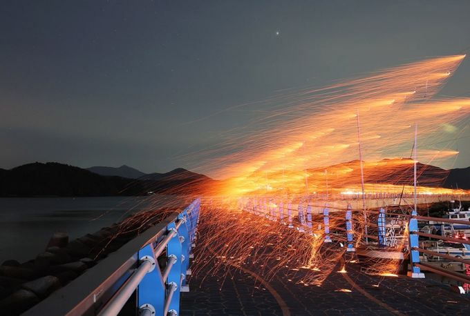 5월 밤하늘 수놓은 불꽃...‘2025 창원 진동불꽃낙화축제’개최