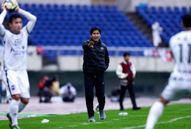 5월 5일 광주 원정에서 김천상무 정정용 감독이 선수들에게 지시를 하고 있다