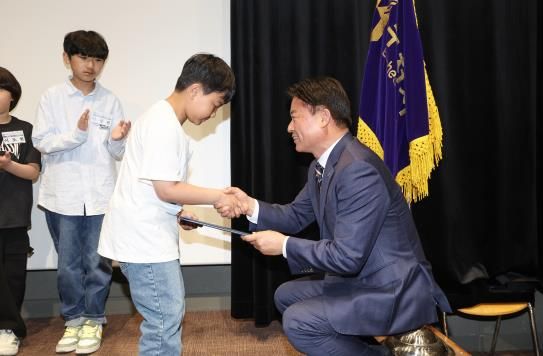 지난 1일 부천시청에서 열린 ‘2025년 제103회 어린이날 기념식’에서 조용익 부천시장이 심폐소생술로 어머니를 살린 부원초 정태운 군에게 모범 어린이 표창장을 수여하고 있다.