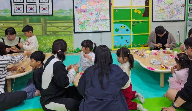 창녕군 아이행복키움터, 어린이날 맞이 ‘사탕만들기 대작전’