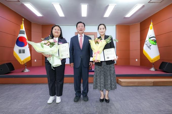왼쪽부터 최지혜_함안군수_안수영_0507 함안군,‘5월 친절공무원’선정.