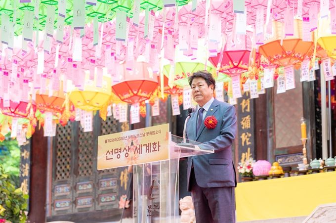 5월 5일 열린 ‘봉은사 봉축법요식’ 에서 강남구의회 이호귀 의장이 축사를 하고 있다.