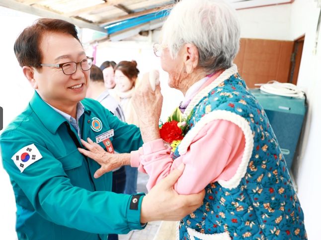 100세 어르신 가정 방문으로 존경과 축하의 마음 전해