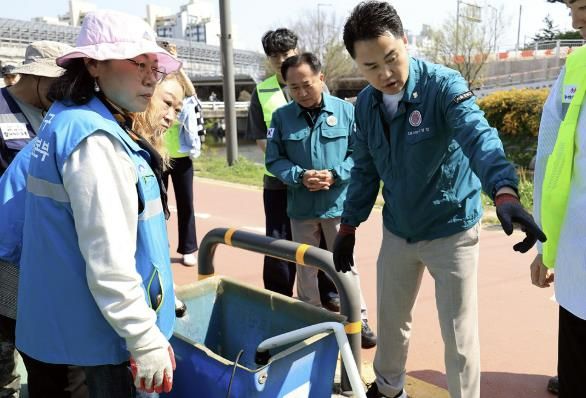 오언석 도봉구청장이 지난 4월 28일 풍수해 대비 현장 훈련에서 돌봄공무원 등과 함께 물 펌프를 작동하고 있다