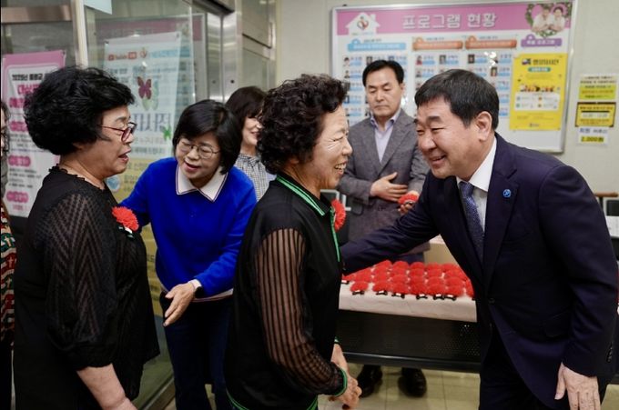 증평군 어버이날 기념 행사(노인복지관에서 어르신들에게 카네이션 달아드리는 이재영 군수)