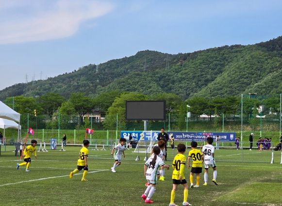 지난 2일부터 5일까지 경주시 알천축구장에서 열린 ‘2025 화랑대기 U10&U9 축구 페스티벌’에서 저학년 선수들이 열띤 경기를 펼치고 있다.