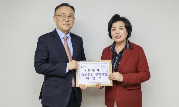 (좌)이한경 행안부 재난안전관리 본부장, (우) 신계용 과천시장