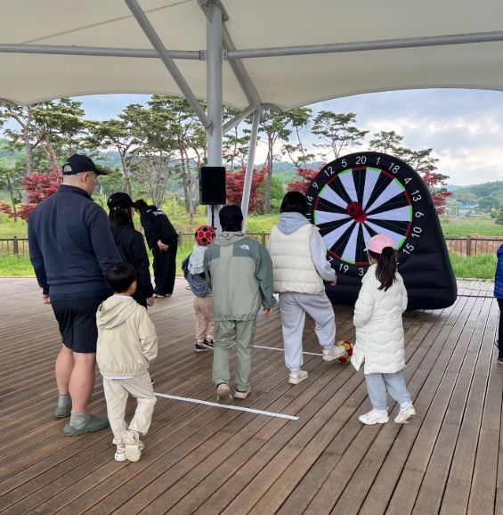 가족별 다트 게임 모습