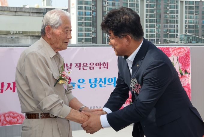 최충규 대덕구청장(사진 오른쪽)이 8일 ‘늘봄채 어버이날 작은 음악회’에서 케어안심주택 늘봄채에 거주하시는 6.25 참전 용사 어르신께 감사의 인사를 전하고 있다.