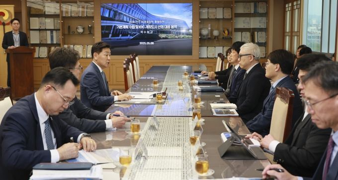 8일 전북특별자치도청 회의실에서 열린 전주 하계올림픽.패럴림픽 기본계획 수립 및 IOC 개최도시 선정 대응 용역 착수 보고회에 김관영 도지사를 비롯한 참석자들이 보고회를 갖고 있다