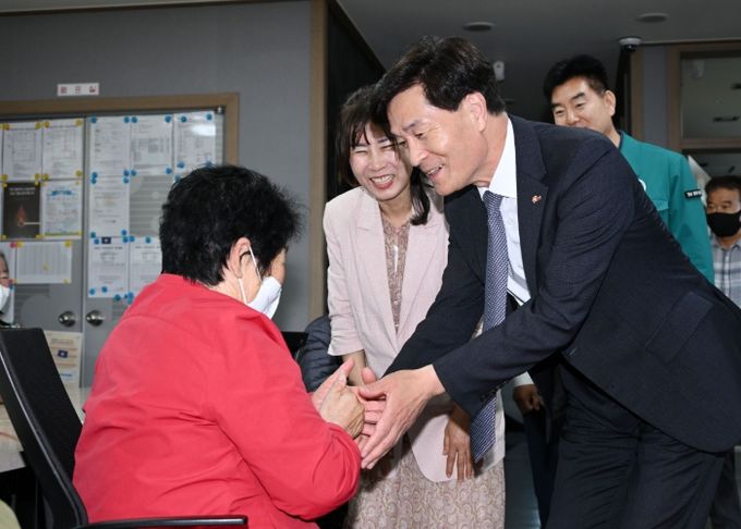 안병구 밀양시장 부부가 8일 주간보호시설을 방문해 어르신들께 감사의 마음을 나누고 있다.