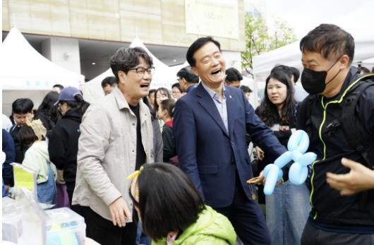 어린이들과 함께 행사를 즐기는 이승로 성북구청장