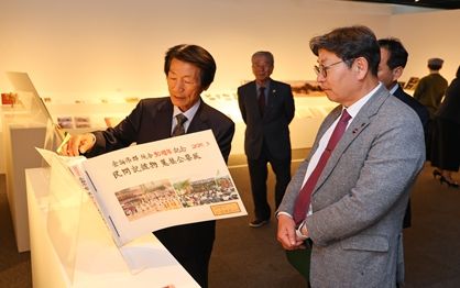 대상 수상작 설명 모습(왼쪽부터 대상 수상자 양해광, 홍태용 김해시장)