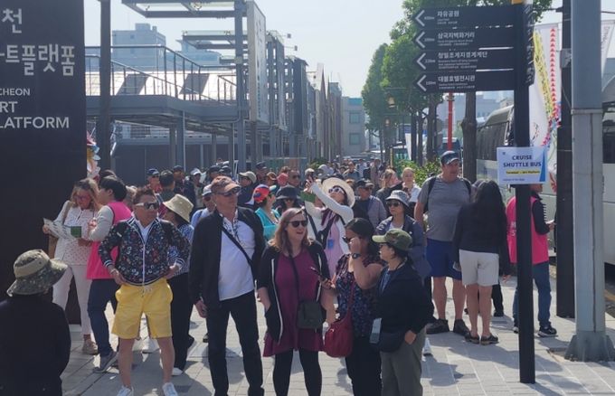 셔틀을 타고 개항장에 하차한 크루즈 관광객 모습