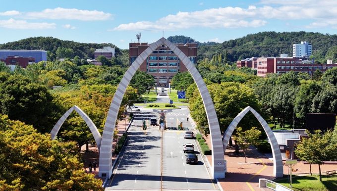 경상국립대학교 가좌캠퍼스 정문 전경