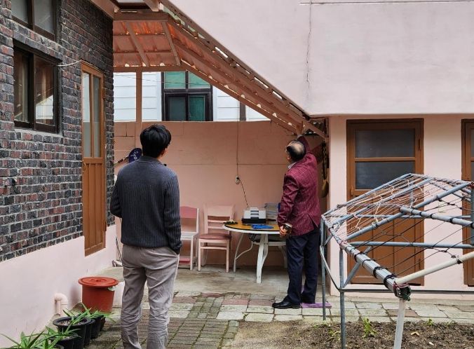 소규모 노후 건축물을 대상으로 점검을 시행하고 있다.