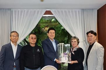 이강덕 포항시장은 9일 죽도시장 상인 대표들을 만나 간담회를 열고, 지역 상권의 현안과 향후 발전 방향에 논의했다.