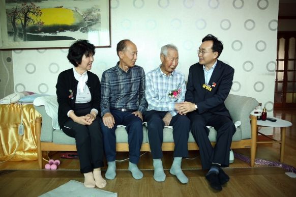 윤병태 나주시장이 제53회 어버이날을 맞아 8일 노안면에 거주하는 101세 이인범 어르신과 남평읍 106세 박순덕 어르신 댁을 직접 방문해 카네이션을 달아드리며 공경을 표했다. (사진제공-나주시)