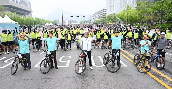 오세훈 서울시장이 11일(일) ‘2025 서울자전거대행진’ 출발지인 광화문광장에서 참가자들과 기념사진을 촬영하고 있다.