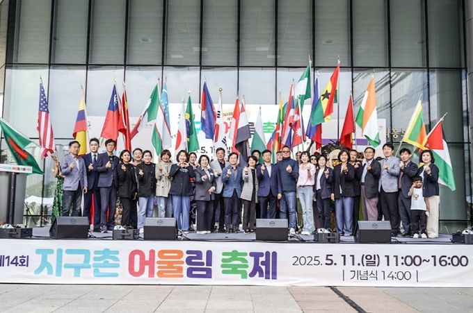 신상진 성남시장을 비롯한 참석자들이 25개국 국기와 함께 기념촬영을 하고 있다.