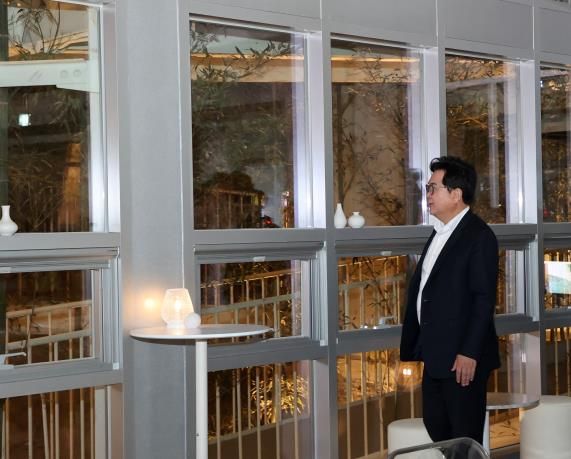 박일하 구청장이 지난 8일 임시 개소를 앞둔 문화복합공간 ‘SPACE K 노들’ 안전점검을 하고 있다