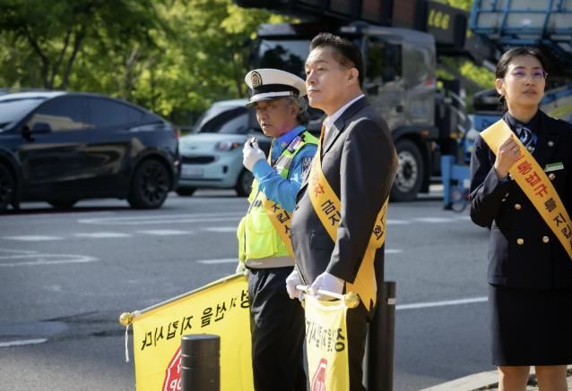 이재준 수원시장인 지난해 5월 10일 호매실동행정복지센터 앞 사거리에서 진행된 어린이 보행안전 캠페인에 참여하고 있다.
