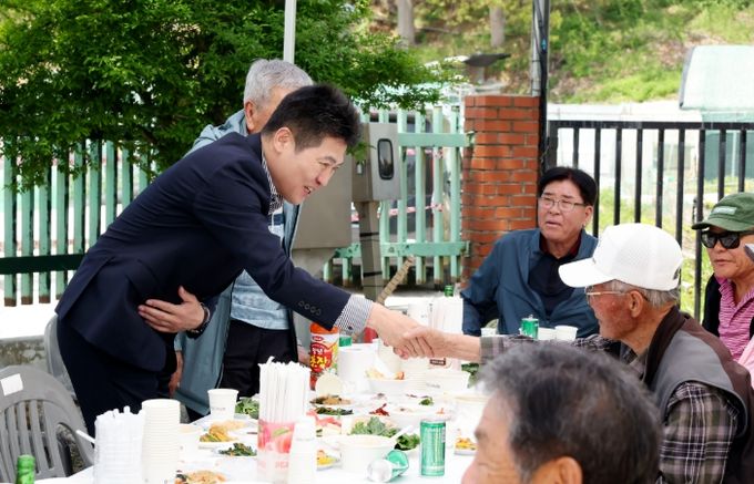어버이날 맞이해 용유동 지역 곳곳에서 열린 경로잔치