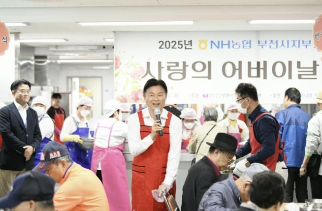 원미노인복지관 어버이날 행사 무료 급식소에서 인사말을 전하고 있다.