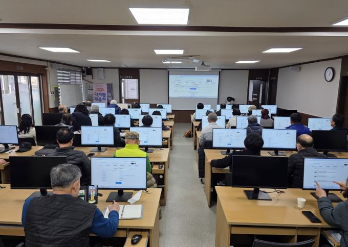 경주시는 오는 12월까지 디지털 취약계층 대상으로 무료교육을 실시한다