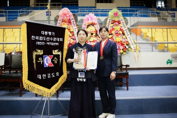 )개인우승을 차지한 선수와 감독이 기념촬영을 하고 있다(좌측부터 한하늘선수, 박연정감독)