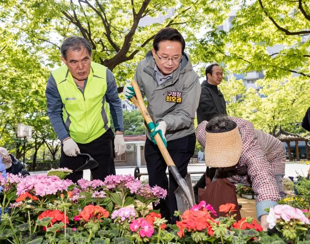 주민과 함께 우리동네 동행정원을 조성 중인 최호권 영등포구청장