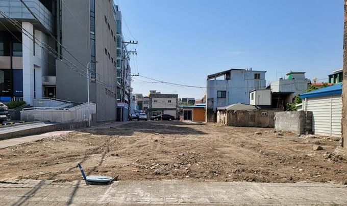 도시재생이 진행 중인 경주시 황오동 구 성매매 집결지 일원. 현재 기존 건물은 모두 철거됐으며, 황오 커뮤니티센터 신축과 도로 개설이 완료되면 이 일대는 과거의 그늘을 지우고 지역 공동체의 중심지로 거듭날 예정이다.