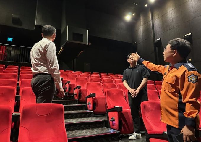 서산소방서장 ‘스크린 뒤’ 안전 지도로 관객 지킨다